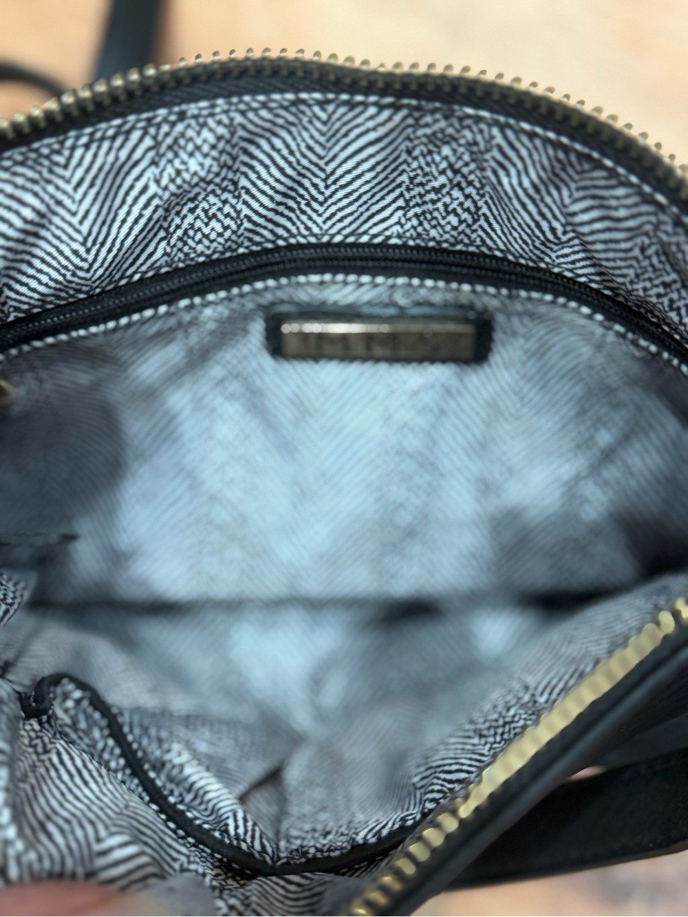 Black Crossbody Bag Gold Hardware Adjustable Strap Everyday Purse - Picture 3 of 3